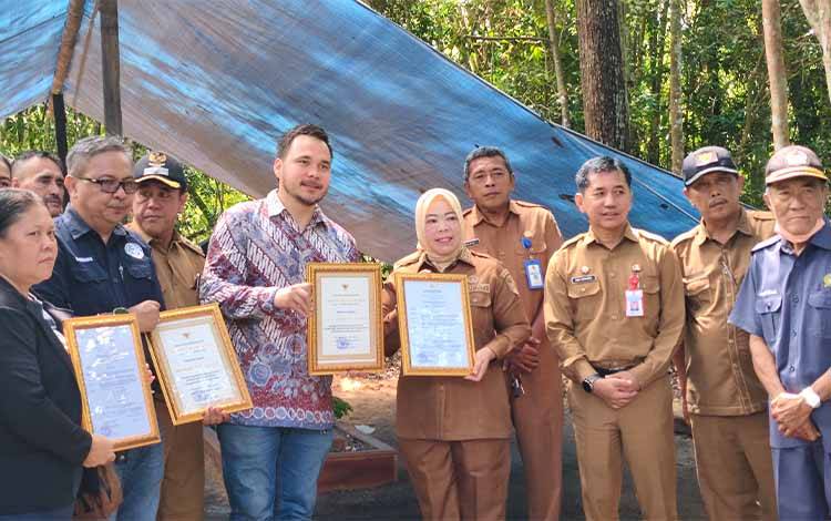 Pemkab Kobar Beri Penghargaan Tokoh Konservasi Birute Galdikas dan Bohap bin Jalan