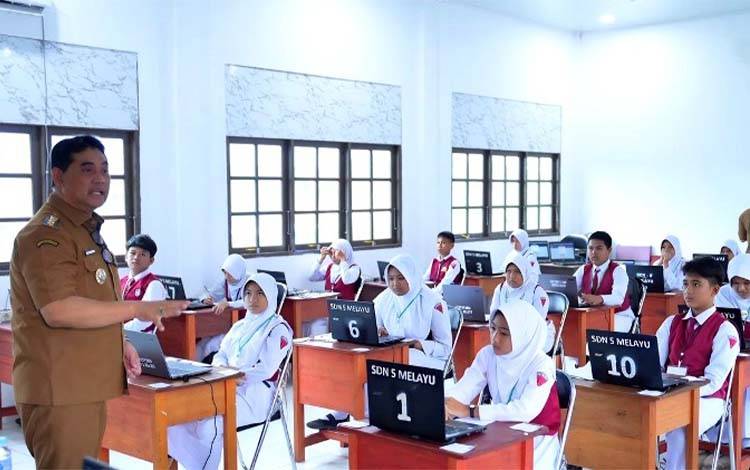 Tinjau Hari Pertama TKA di SDN Melayu 5, Bupati Barito Utara Tekankan Kejujuran Siswa