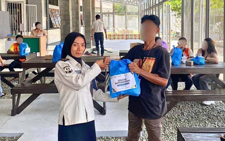Rutan Tamiang Layang Salurkan Bansos untuk Keluarga Warga Binaan