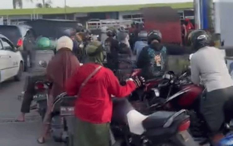 Bukan Hanya di Jalur Pertalite, Kendaraan Pengguna Pertamax Juga Antre Mengular di SPBU Pangkalan Bun