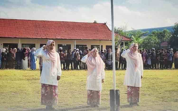 MTsN Seruyan Gelar Upacara Peringati Hari Kartini