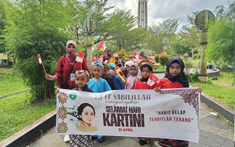 Semarak Hari Kartini di Sampit: Pawai Pelajar Bawa Semangat Emansipasi Menyala