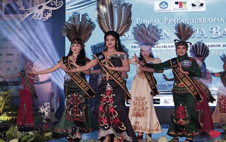 Finalis Duta Bahasa Kalteng Tampil Memukau di Kategori Berbakat