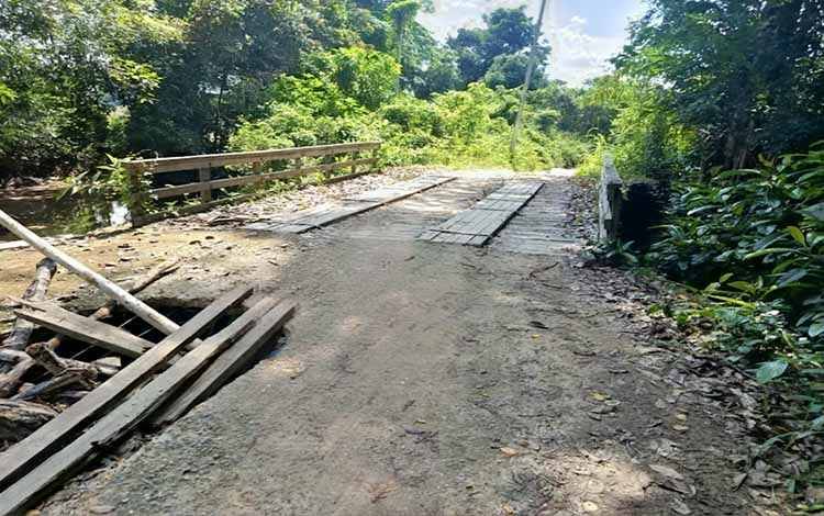 Masyarakat Keluhkan Jalan Rusak di Jalur Pandawei - Tangkahen