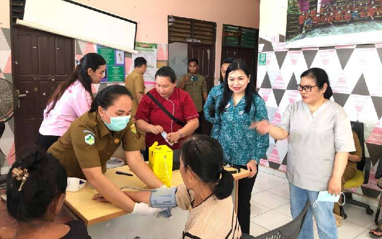 Peringati Hari Kartini, PKK Gunung Mas Gelar Pemeriksaan hingga KB Gratis