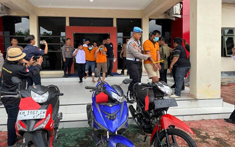 Pelaku Curas dan Curanmor Modus Jual Stiker Bernuansa Agama di Barsel Ditangkap