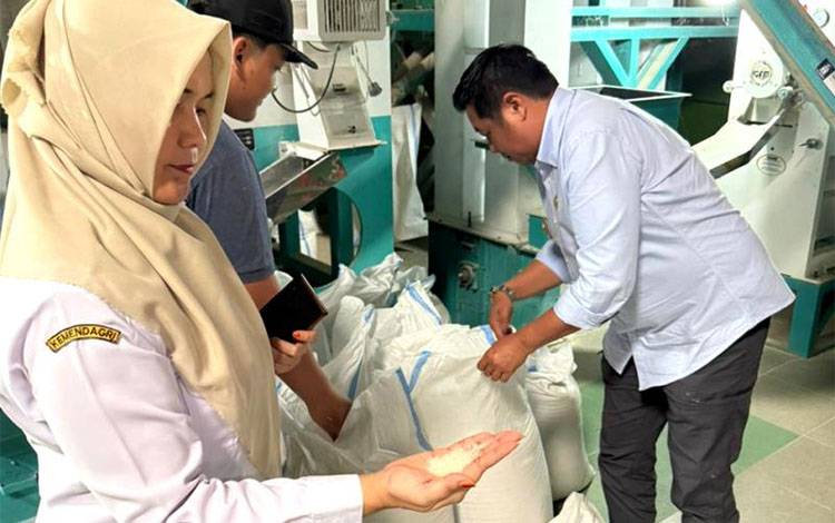 Wakil Bupati Barito Utara Pelajari Hilirisasi Pertanian di Nganjuk, Tinjau Pabrik Beras Terintegrasi