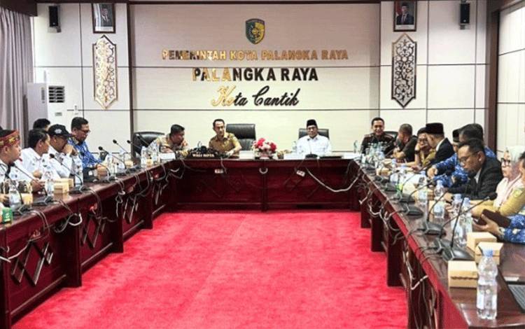 Wali Kota Palangka Raya Pimpin Rakor FKPD, Bahas Pengawasan Kegiatan Usaha Baru