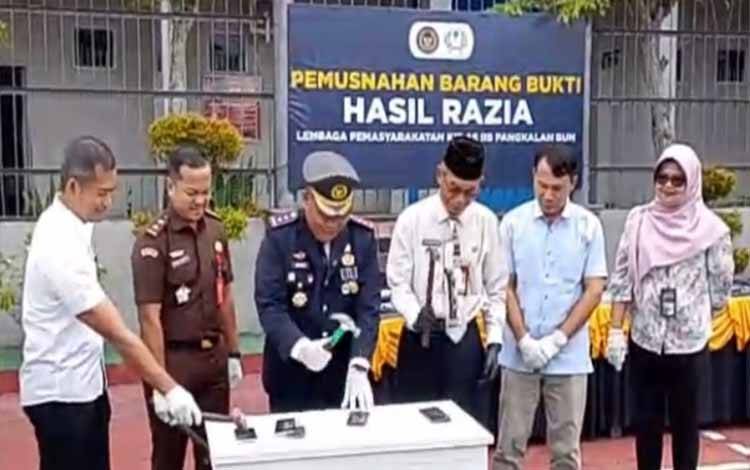 Lapas Pangkalan Bun Musnahkan 140 HP Sitaan