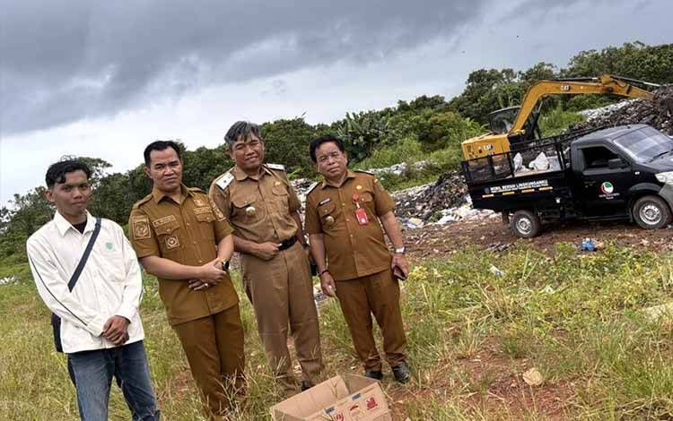 PT MKM Pinjamkan Excavator untuk Penataan TPA Gohong