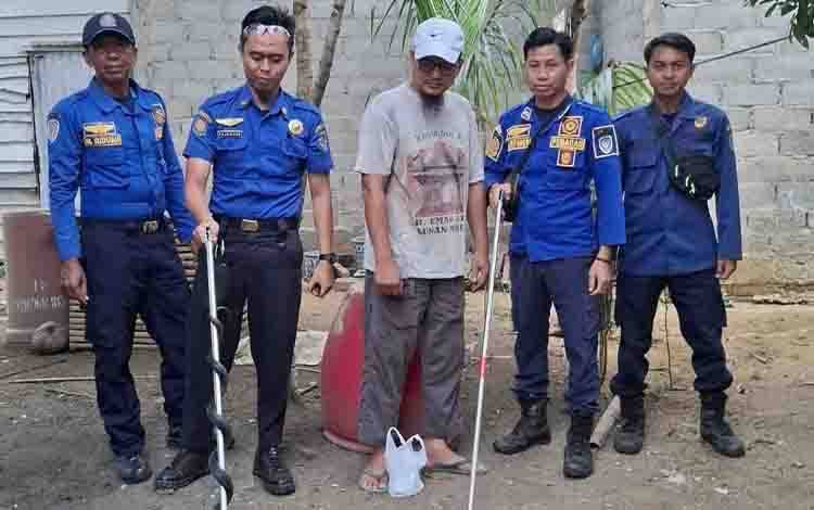 Respon Cepat Damkar Hanau Evakuasi Ular Kobra di Permukiman Warga