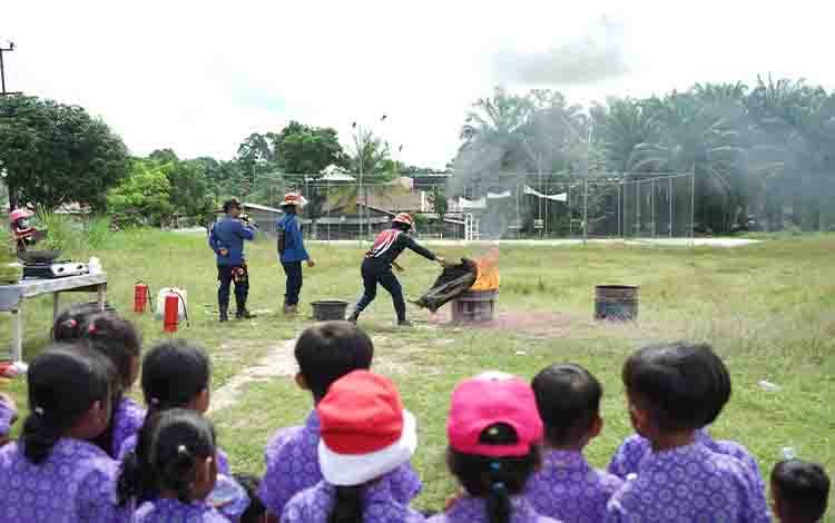 Edukasi Sejak Dini, Puluhan Pelajar Ikut Pelatihan Kebakaran di Desa Bina Bhakti