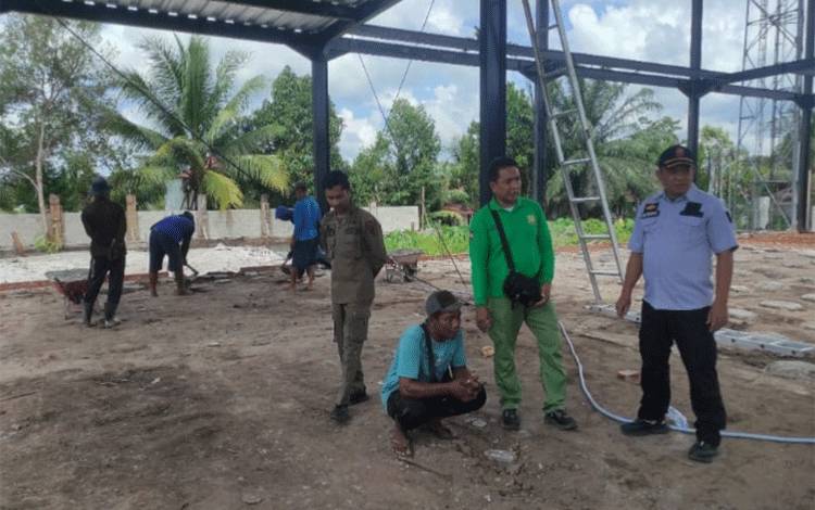 Tanpa Dokumen Perizinan, Satpol PP Palangka Raya Hentikan Pembangunan Gedung di Jalan Adonis Samad