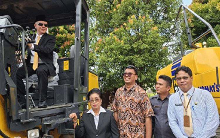 Bupati Gumas: Satu Set Alat Berat Upaya Pembangunan Infrastruktur di Tengah Keterbatasan Anggaran
