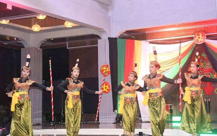 Pulang Pisau Menari II Meriahkan Hari Tari Sedunia, Tampilkan Kolaborasi Tari Tradisional dan Modern