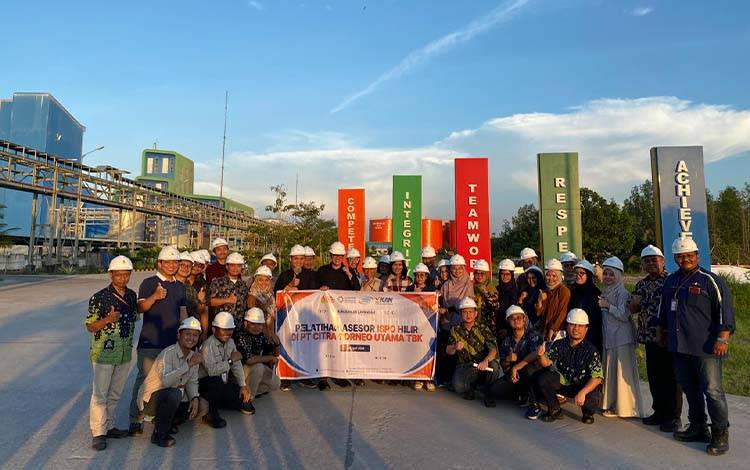 Peserta Training Asesor ISPO Hilir Kunjungan Lapangan ke PT Citra Borneo Utama Tbk