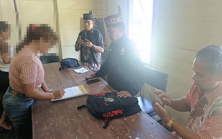 Empat Kasus Perceraian Diselesaikan Lewat Sidang Adat di Tumbang Sanamang