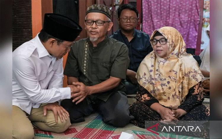 Menko PM Serahkan Santunan ke Keluarga Korban Tabrakan Kereta Bekasi