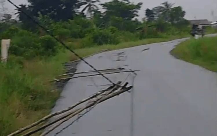 Hujan Deras sebabkan Tiang Listrik Roboh Membahayakan Pengguna Jalan di Kuala Kapuas