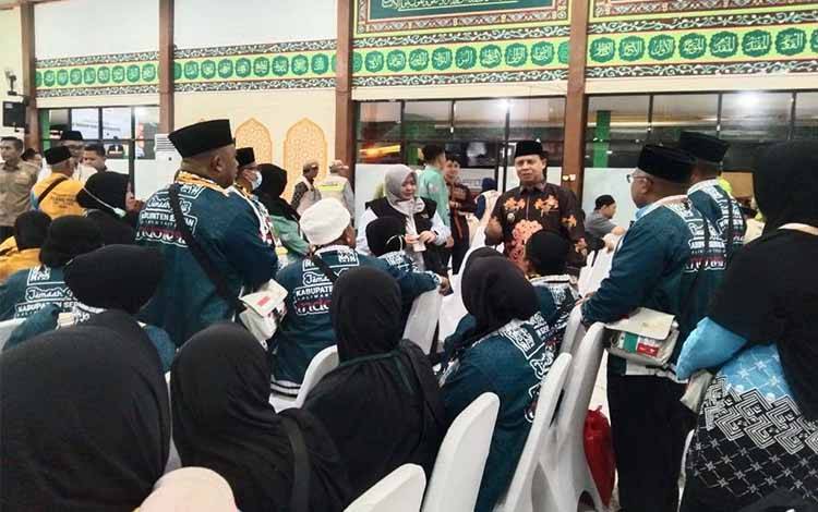 Wakil Bupati Dampingi Keberangkatan Jamaah Calon Haji Asal Seruyan