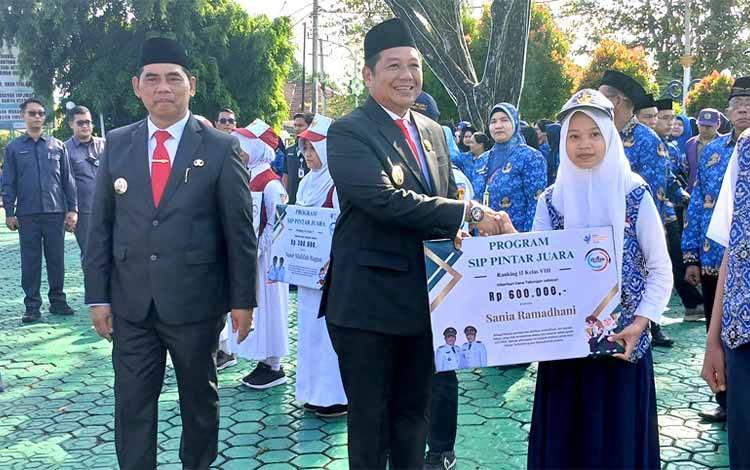 4.104 Pelajar Barito Utara Terima SIP Pintar Juara, Total Anggaran Rp3,6 Miliar