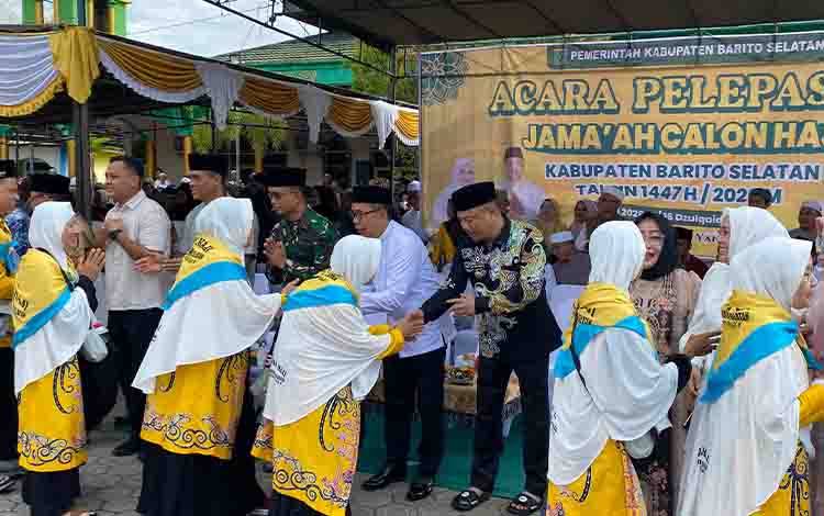 84 Jemaah Haji Barito Selatan Berangkat Menuju Tanah Suci