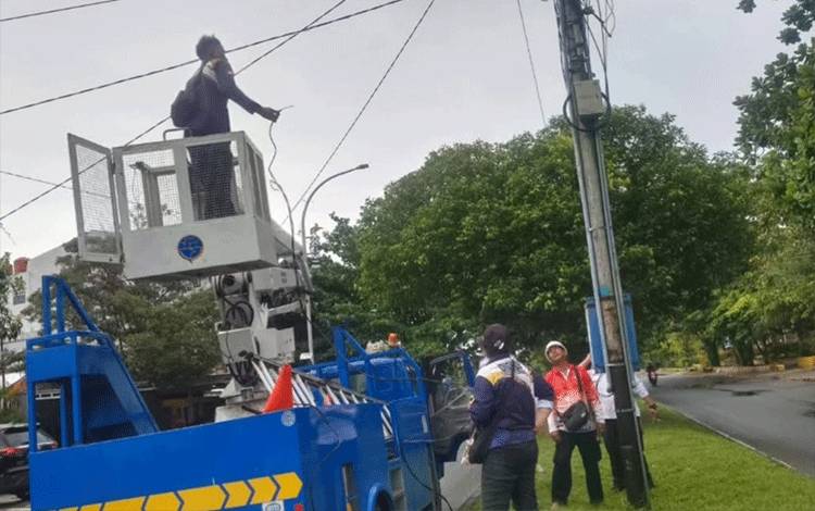 Dishub Palangka Raya Lakukan Perawatan Penerangan Jalan Umum