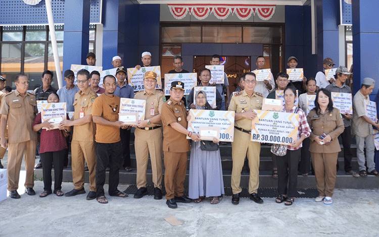 Korban Kebakaran dan Puting Beliung di 6 Kecamatan di Kapuas Terima Bantuan Total Rp750 Juta