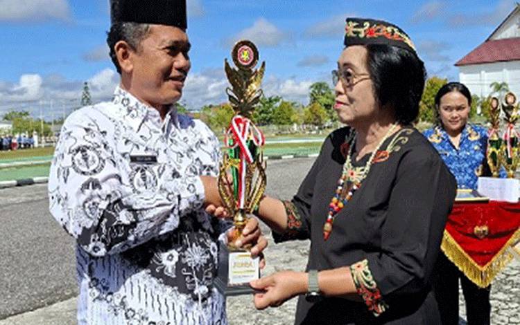 Wakil Bupati Gunung Mas Serahkan Piagam Penghargaan kepada Kepala Sekolah dan Guru Berdedikasi