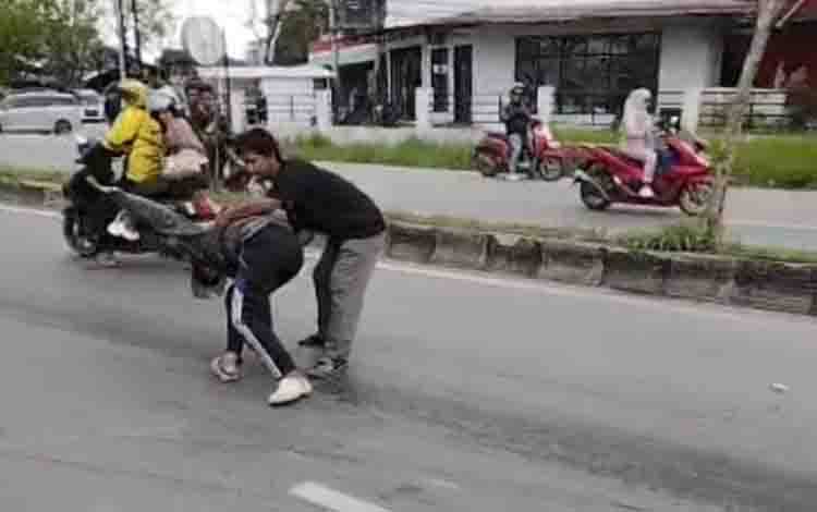 Pengendara Berguguran Akibat Solar Tumpah di Jalan Lingkar Dalam Banjarmasin
