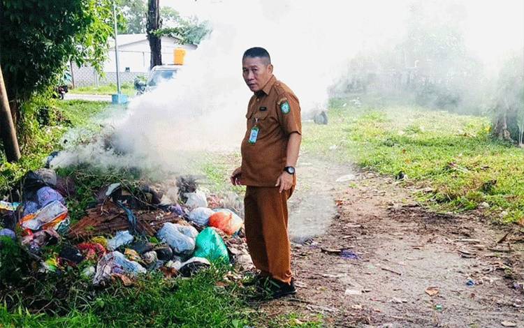 Tumpukan Sampah di Bekas TPS Dekat Taman Kota Sampit Dibersihkan