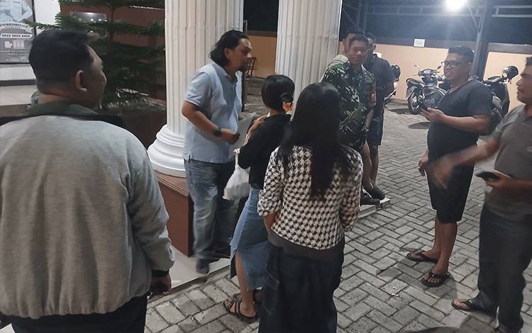 Siswi SMP Ini Nekat Datangi Pacarnya yang Ditangkap Warga Curi Motor di WMP Sampit, Bawa Makanan Pula ke Kantor Polisi