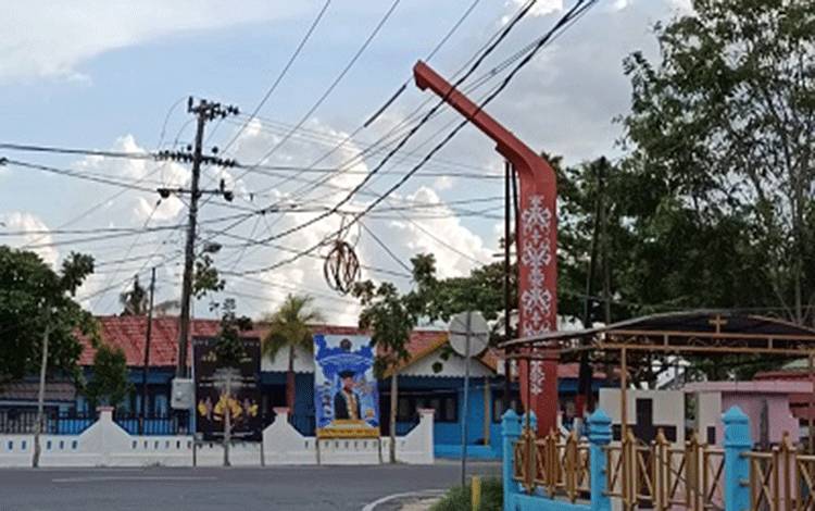 Kabel Menjuntai di Simpang Jalan Jawa-A Yani Kuala Kapuas Dikeluhkan Warga bahkan Sudah Ada Korban