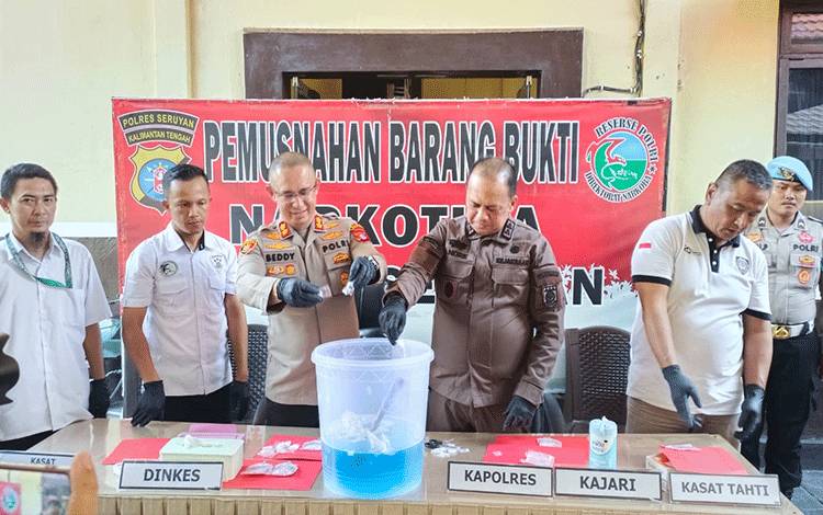 Polres Seruyan Musnahkan 141 Paket Sabu Seberat 109,82 Gram, 10 Tersangka Ditangkap