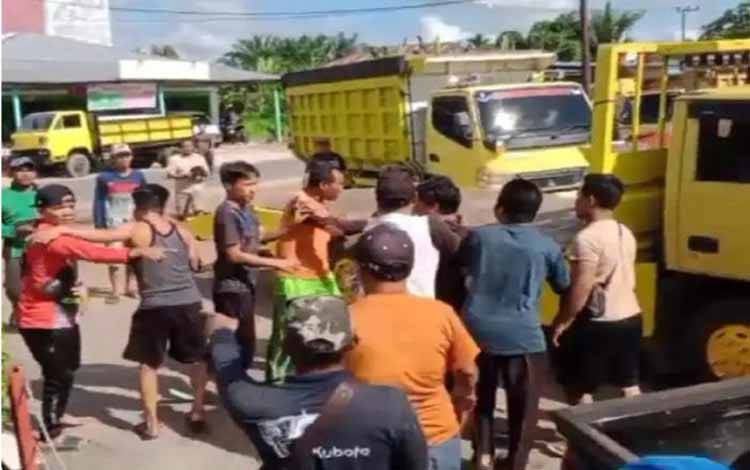 Warga di SPBU Samuda Ribut Rebutan Antrean Solar