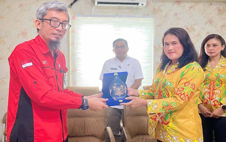 PLTU Pulang Pisau Bersinergi dengan Disperindagkop Fasilitasi PIRT bagi UMKM Binaan