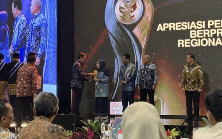 Kobar Raih Penghargaan Nasional Creative Financing dari Kemendagri