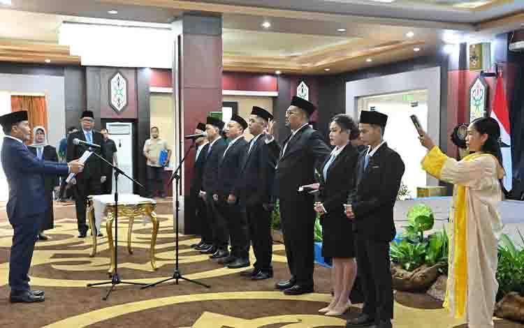 Gubernur Kalteng Lantik 7 Anggota KPID Kalteng Periode 2026-2029