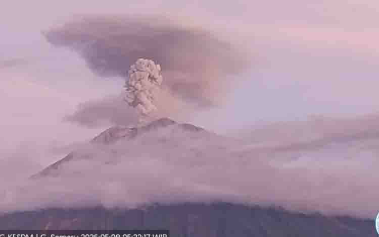 Gunung Semeru Erupsi Lima Kali dengan Tinggi Letusan Capai 1,2 Km