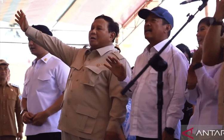 Presiden Bernyanyi Bersama Masyarakat di Pulau Miangas