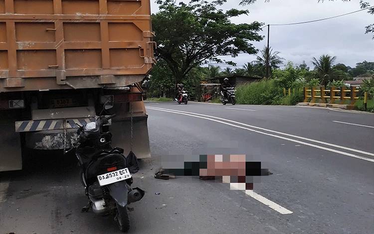 Perempuan Lansia Tergeletak Bersimbah Darah di Jalan Trikora, diduga Tabrak Belakang Fuso