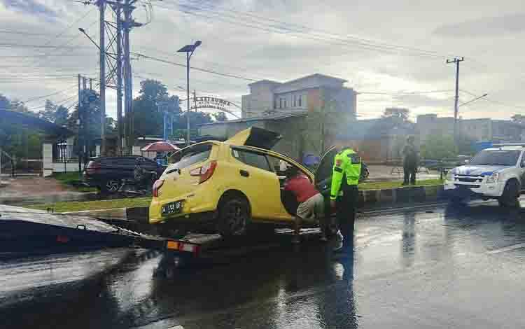 Tabrak Kontainer di Trikora Banjarbaru, Sopir Mobil Kritis
