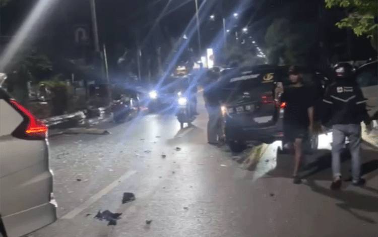 Dua Mobil Ringsek Parah Usai Bertabrakan di Depan Museum Lambung Mangkurat, Satu Korban Dilarikan ke RS