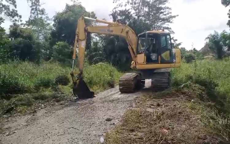 Dinas SDABMBKPRKP Kotim Kerahkan 3 Ekskavator Bersihkan Drainase Antisipasi Banjir di Sampit