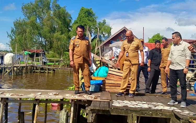 Bupati Seruyan Tinjau Pasar Saik Kuala Pembuang, Pengelolaan Pasar dan Dermaga Segera Dievaluasi