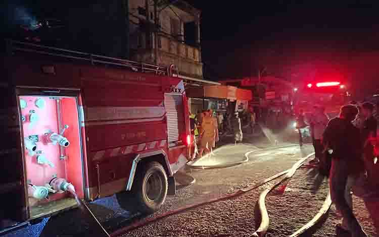 Kebakaran Gegerkan Warga di Pasar Tengah Kuala Pembuang