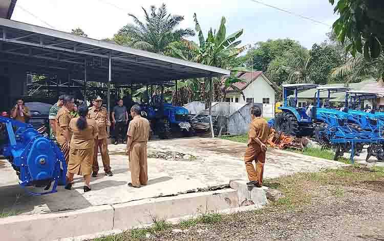 Bupati Barito Timur Tinjau Bantuan Traktor dari Pusat, Dorong Percepatan Pengolahan Lahan Petani