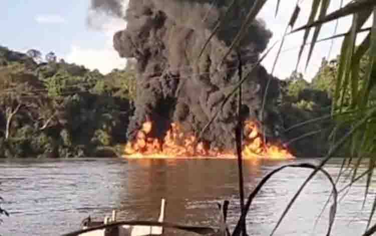Video Viral Kebakaran Kapal Kelotok di DAS Barito Murung Raya, Diduga Bermuatan BBM