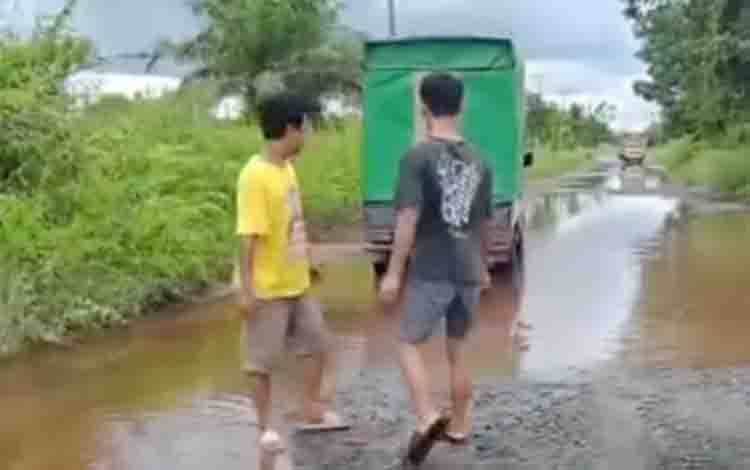 Masyarakat Keluhkan Jalan Pelita Barat yang Rusak Parah, Risiko Kecelakaan saat Hujan