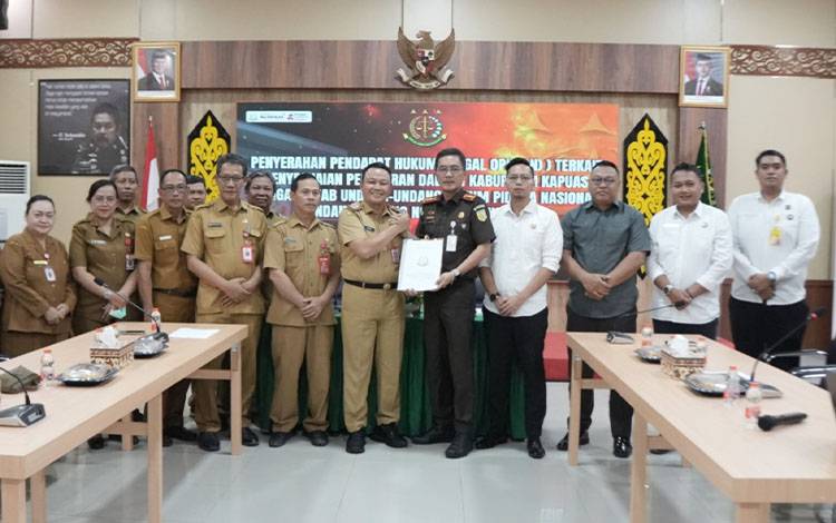 Kejari Kapuas Serahkan Legal Opinion, Delapan Perda Akan Disesuaikan dengan KUHP Baru